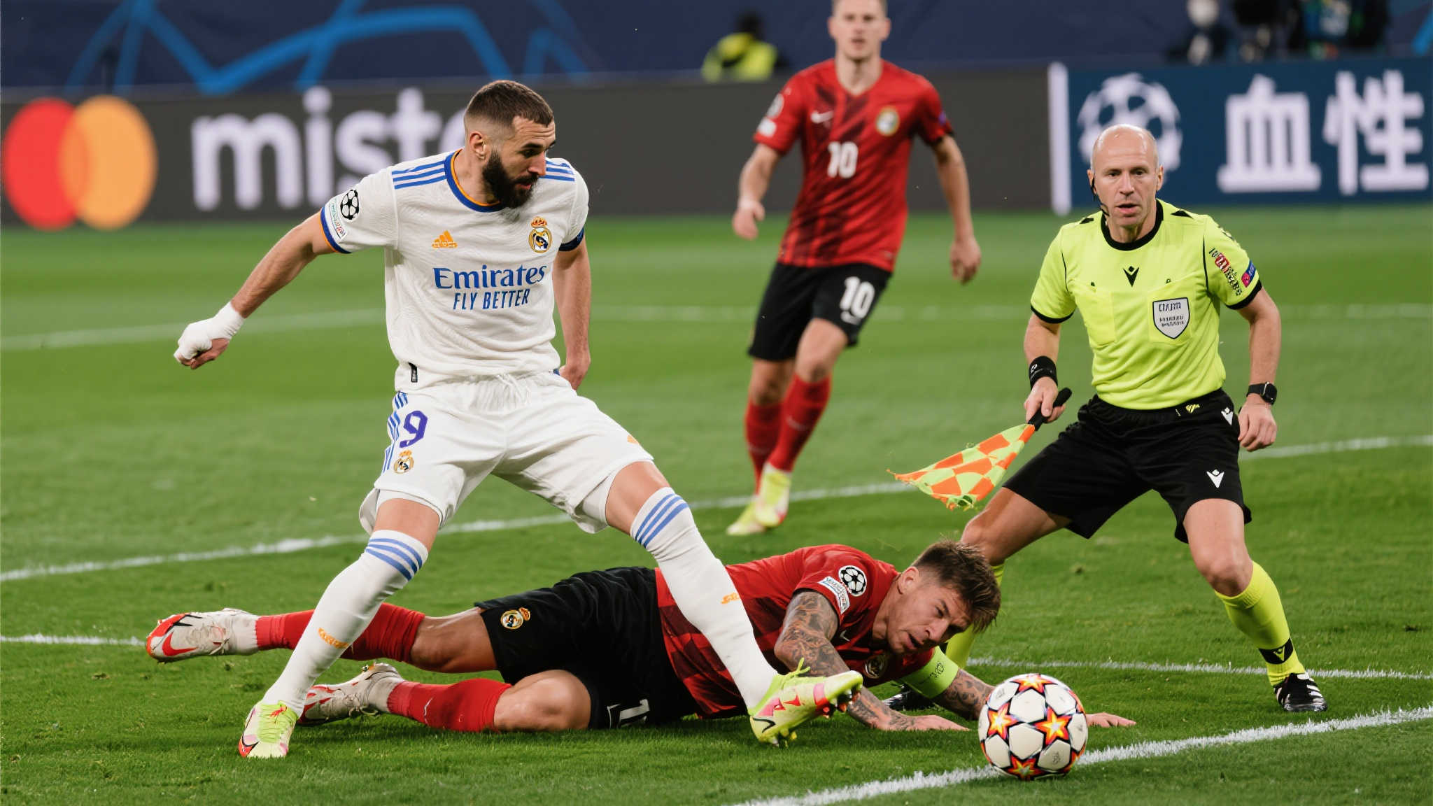 皇马以少打多勇战90分钟，33岁门神力挽狂澜助球队登顶